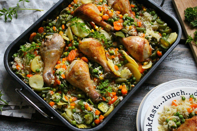 Kurczak zapiekany z ryżem i warzywami - prosty, zdrowy obiad.