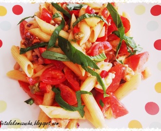 Letnia sałatka makaronowa z pomidorami, mozzarellą i szynką parmeńską