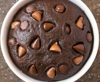 Healthy 4 Ingredient Flourless Chocolate Mug Cake (Paleo, Vegan, Gluten Free)