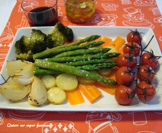 Ensalada de hortalizas y verdura con espárragos verdes y dos aliños