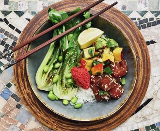 Pokébowl med marinerad tonfisk, avokado- & persikosalsa och stekt pak choi
