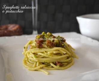 Spaghetti salsiccia e pistacchio