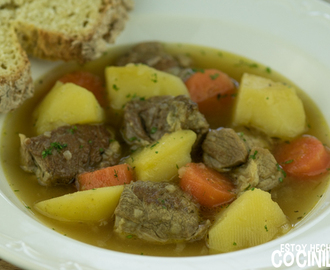 Receta de estofado irlandés (Irish stew). Guiso de cordero con patatas. Cocina irlandesa