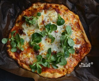 Pizza casera de chorizo y cebolla.
