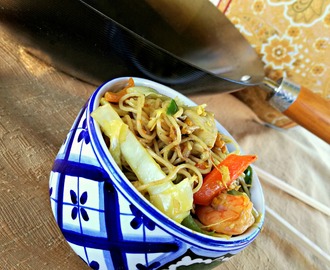 Spaghettini di riso alle verdure con curry, pollo e gamberi