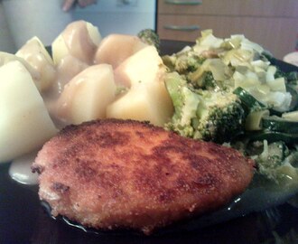 veganes Schnitzel mit Broccoli-Zucchini-Gemüse mit veganer Beurre Blanc und Kartoffeln mit selbstgemachter veganer brauner Sauce