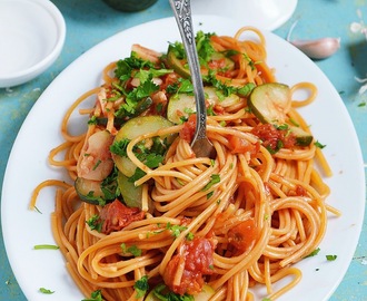 Spaghetti w pomidorach z cukinią