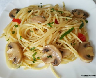 Spaghetti con funghi champignon e peperoncino piccante