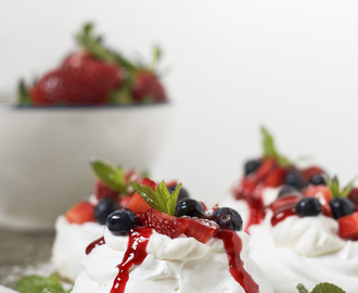 Mini tartas pavlova con crema chantillí y frutos rojos