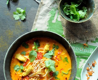Tajska zupa curry z kurczakiem i makaronem