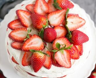 Fresh Strawberry Meringue Cake #SundaySupper