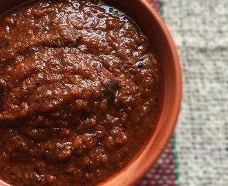 Poondu Kuzhambu| Garlic Kuzhambu | Spicy Garlic Curry from Tamil Nadu