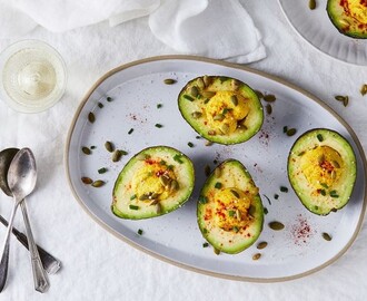 abacates recheados com húmus, uma receita vegan ideal para levar para o trabalho