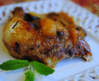 Pollo al horno con salsa de albaricoques y ciruelas pasas.
