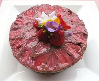Torta de chocolate y frutillas invertida ideal para agasajar a una persona querida.