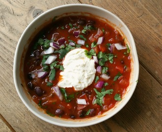 Mexicaanse soep met tomaten en zwarte bonen
