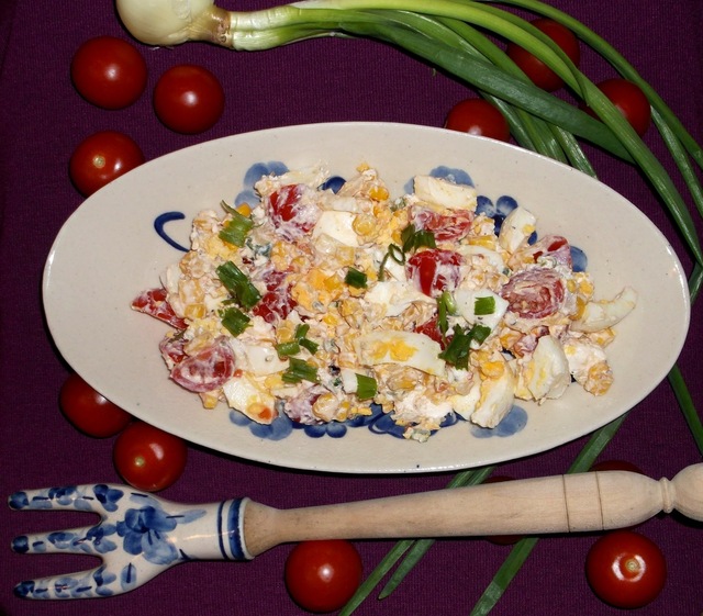 Sałatka grecka z fetą, oliwą, pomidorkami, jajkiem i szczypiorkiem