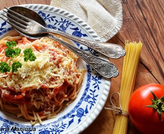 Makaron z sosem pomidorowym - błyskawiczne danie w 15 minut