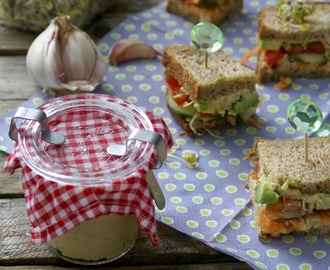 Veggie sandwich with hummus / Zelenjavni sendvič s humusom + Nagradna igra