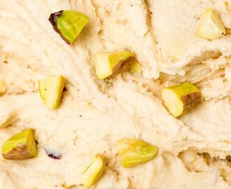Eis-Rezept: Mandel-Erdnuss-Eis mit Pistazien selbst machen