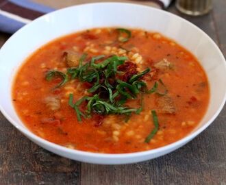 Zupa pomidorowa z kaszą pęczak, suszonymi pomidorami i czosnkiem niedźwiedzim.