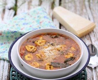 Zupa pomidorowa ze szpinakiem i tortellini