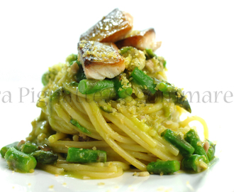 Spaghettoni ‘sgombro all the way’, con crema di zucchine romanesche, asparagi croccanti e croccante di pane alla menta romana