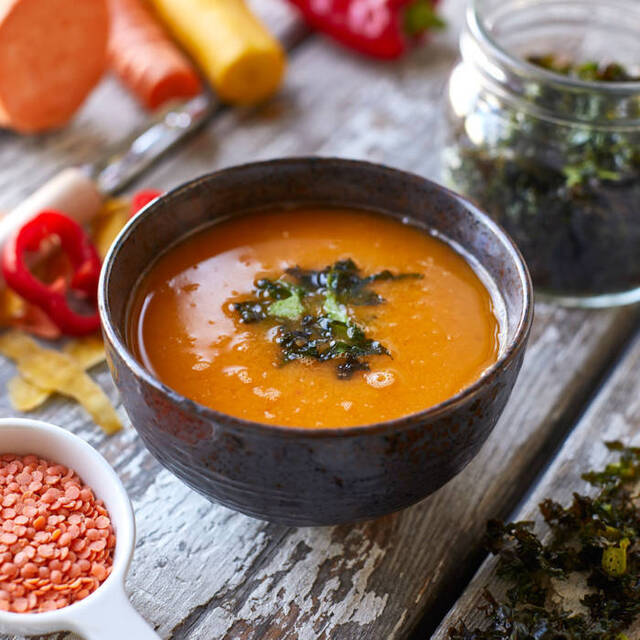 Mustig soppa på sötpotatis, röda linser 