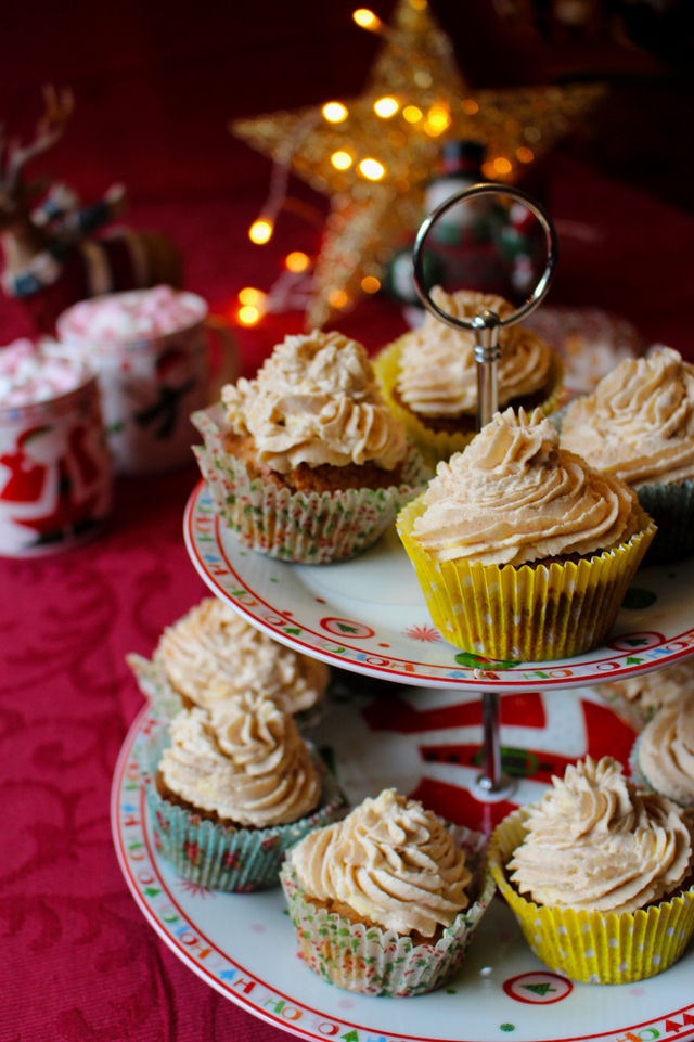 Christmas Spiced Cupcakes with cinnamon cream cheese frosting
