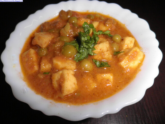 Matar Paneer (Green Peas And Cottage Cheese Gravy)