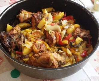 Pollo marinato cotto in forno con patate e peperoni