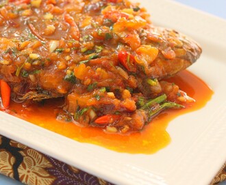 Coriander Chili  And Tomato Pompret Fish