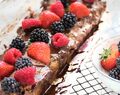 Amandelmeel cake met rood fruit en chocola