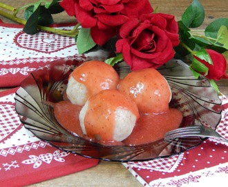 Kluski z kaszy gryczanej z truskawkami w sosie truskawkowym