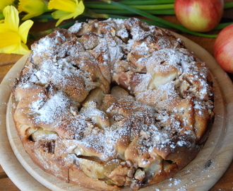 Ciasto drożdżowe zawijane z jabłkami, orzechami i cynamonem