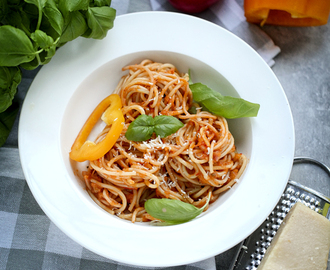 Spaghetti w sosie pomidorowo - paprykowym