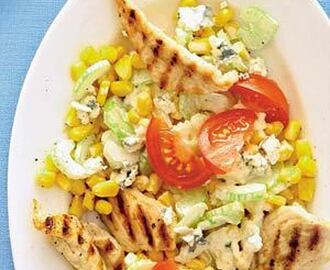 Salade van gegrilde kip, maïs en bleekselderij