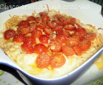 Esparguete gratinado com mozzarella e tomate cherry salteado