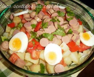 Salada fria  de batata e salsichas com molho de mostarda aromatizado com coentros