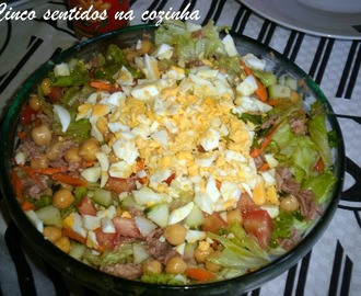 Salada fresca de grão com atum e ovo