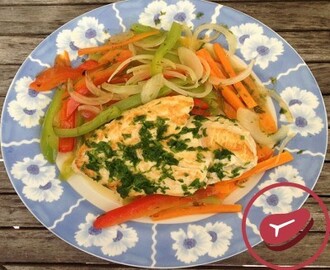Pechuga de pollo jugosa con verduras