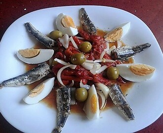 Ensalada de pimientos asados con sardinas