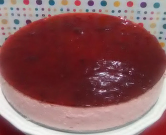 Tarta mousse de fresa con cobertura de mermelada