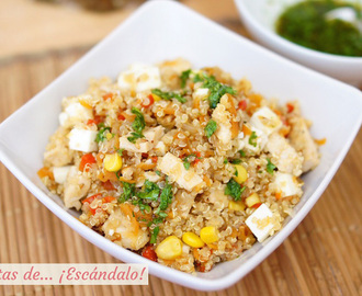 Ensalada de quinoa con verduras, pollo y aliño thai