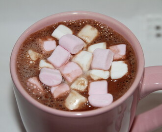 Vinter, snÃ¸ og kakao med mini marshmallows