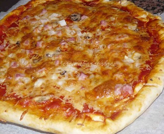 Pizza con los bordes rellenos de queso, champiñones y jamón de york