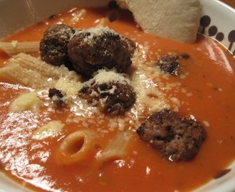 Tomatsuppe med pasta og kødboller