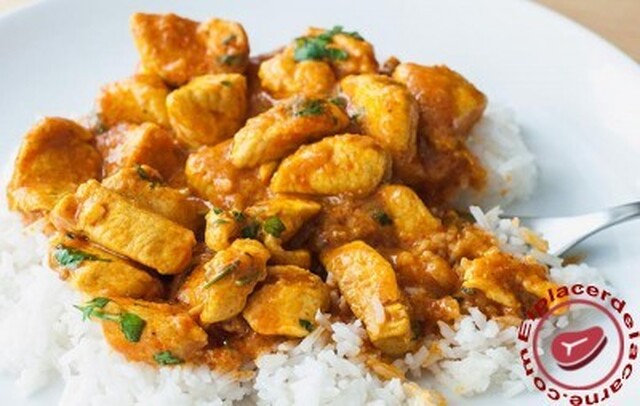 Pollo al curry cremoso