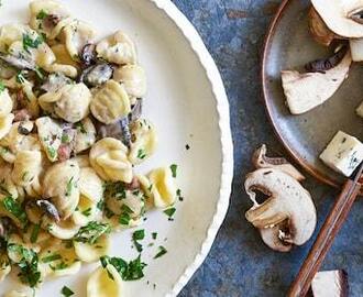 Krämig pasta med gorgonzola, bacon och svamp
