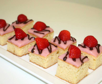 Luchtige cake met aardbeienpudding